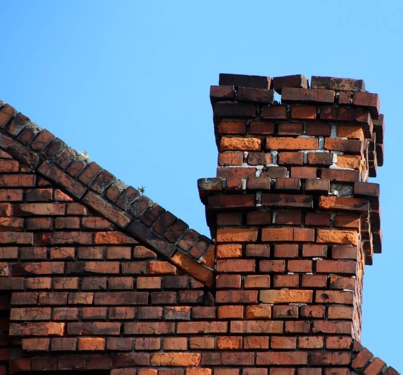 Damaged chimney on an Thousand Oaks home showing cracks and missing mortar